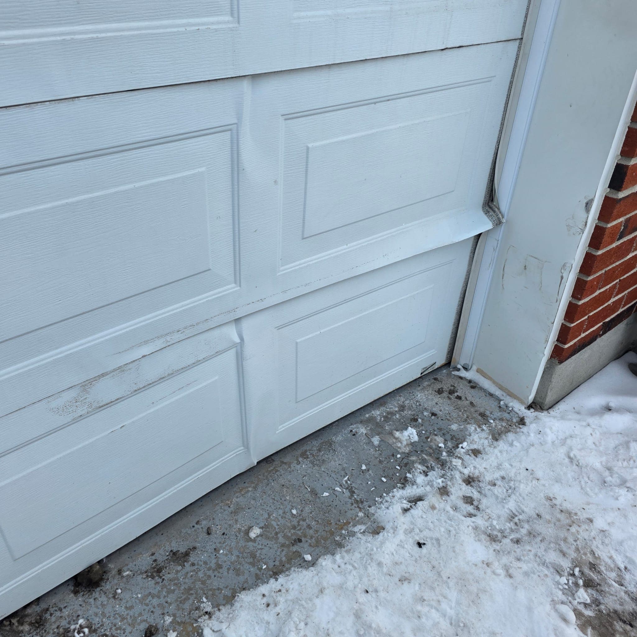 Porte de garage endommagée à réparer à Montréal